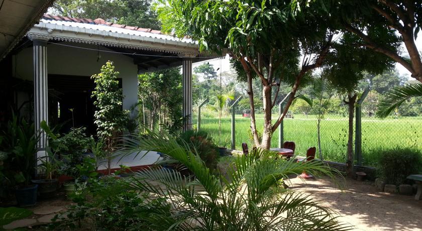 Hansika Guest Inn Buttala Exterior foto
